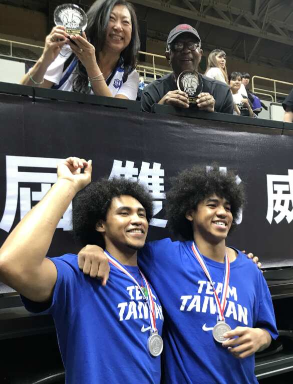 賀家兄弟和雙親分享瓊斯盃最家五人獎座。 (潘安彥攝影)