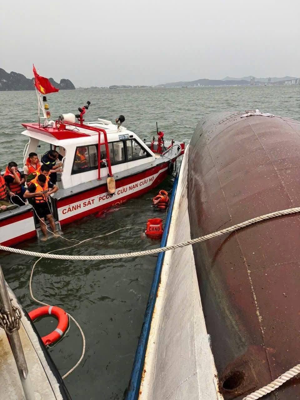 越南下龍灣遊船突遇雷暴翻覆　倖存者驚險潛逃求生：我朝著光游出去