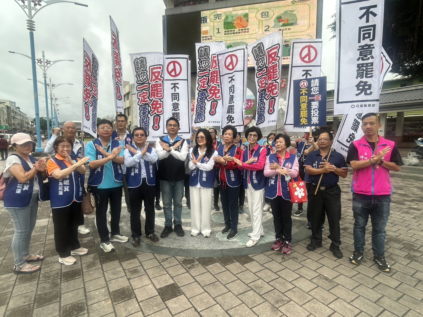 許崑源遺孀率婦團力挺　張善政再赴花蓮支持傅崐萁鄉親沿街讚聲 293