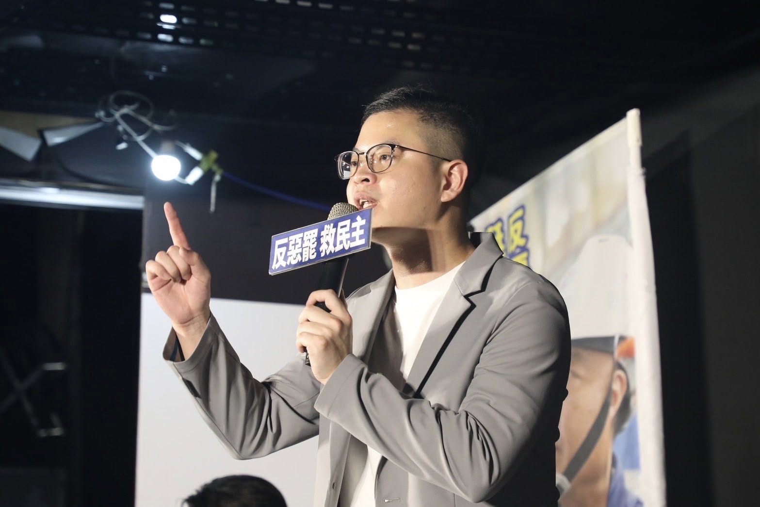 總統府幕僚穿軍服惹議 凌濤提3質疑恐涉違法 518402518 1070392041936862 6656582869570619690 n