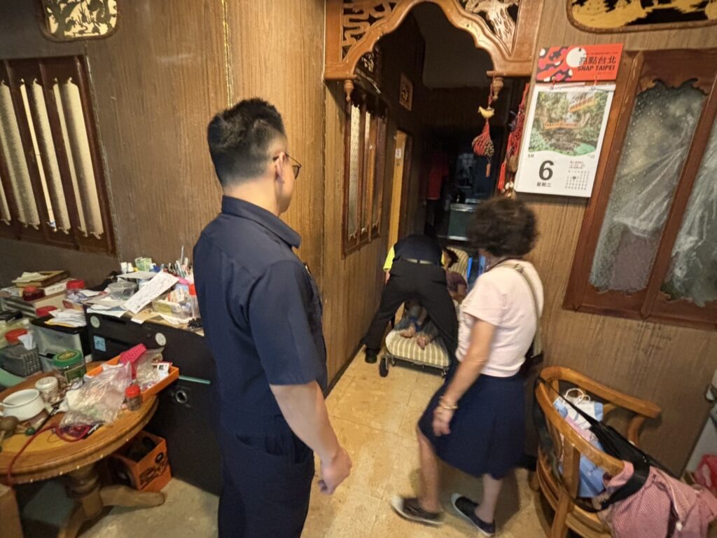 警察聯合平寮里蔡里長、救護人員共同救護生病民眾，避免危害發生。(圖/記者薛秀蓮 翻攝)