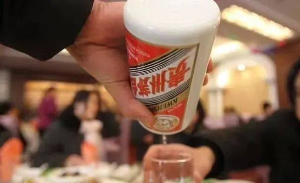 ▲中共「禁酒令」再升級!工作餐不得提供高檔菜餚,不得提供香煙,不上酒讓國酒茅台酒價應聲下跌!