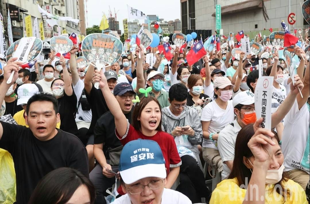 ▲民眾黨發起在民進黨中央黨部舉辦「民主起義、反罷要贏、台灣要贏」集會活動,近萬名支持者湧入響應,場面熱烈!