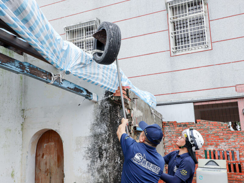 圖文：丹娜絲颱風重創布袋 翁章梁感謝義消與民間團體協助重建家園。