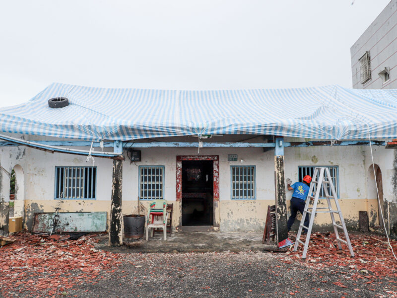 圖文：丹娜絲颱風重創布袋 翁章梁感謝義消與民間團體協助重建家園。