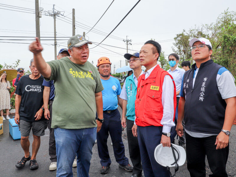 圖文：丹娜絲颱風重創布袋 翁章梁感謝義消與民間團體協助重建家園。