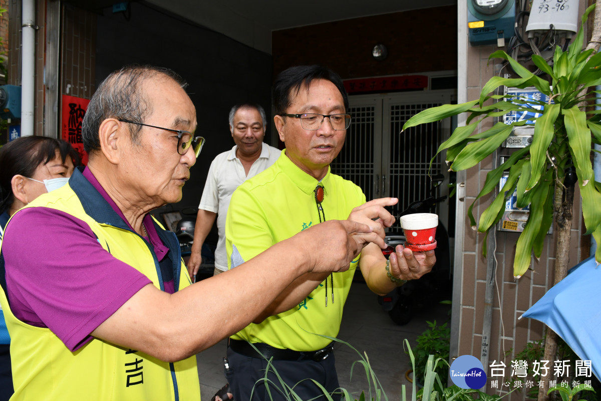 林世賢市長拿民家一個小容器提醒空的空器即使小也會積水應注意成為病媒蚊溫床。圖／記者鄧富珍翻攝