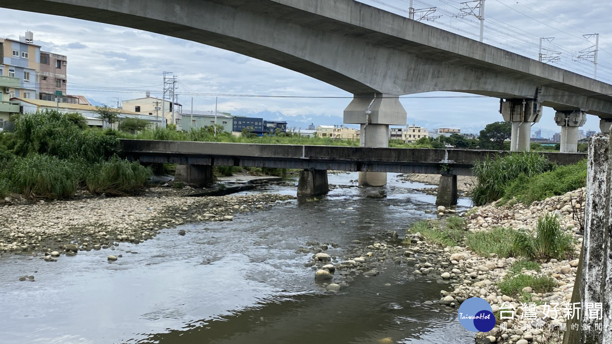 烏橋橋底高不足、橋梁長度不符規範,影響通洪與防洪安全。