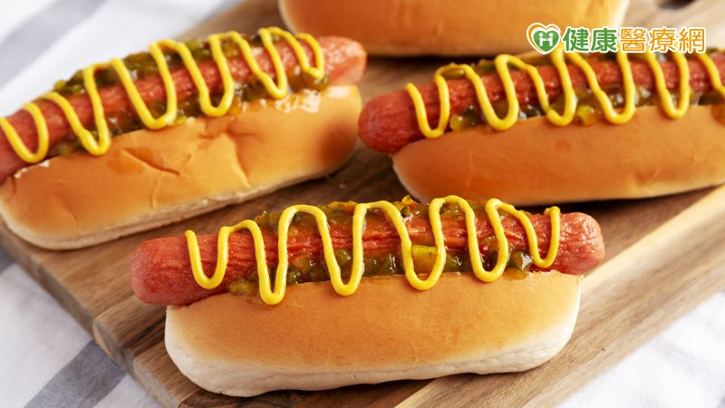加工肉品吃得少就可放心?美研究:每天一根熱狗 糖尿病、大腸癌風險增