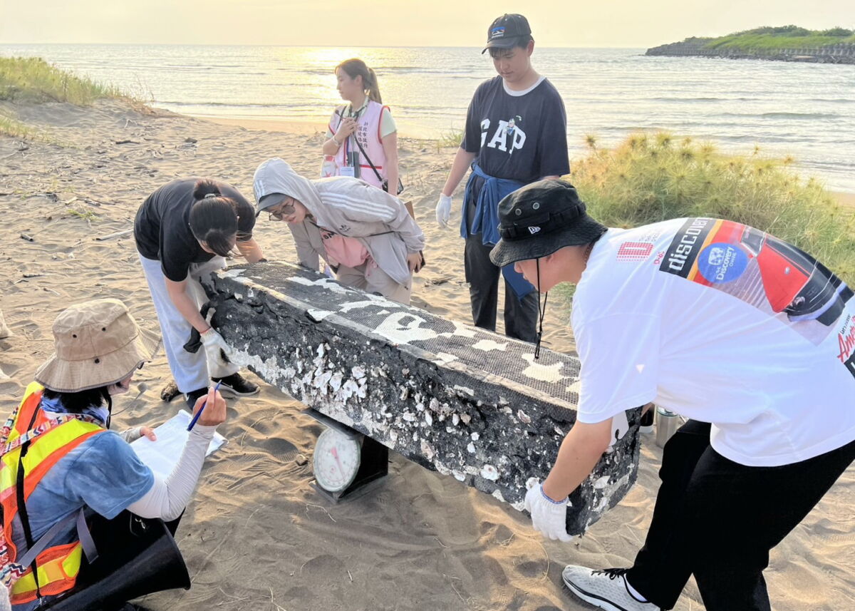 圖/海湧工作室陳怡潔講師帶領學員至沙崙海水浴場淨灘。(新北市政府環保局提供)