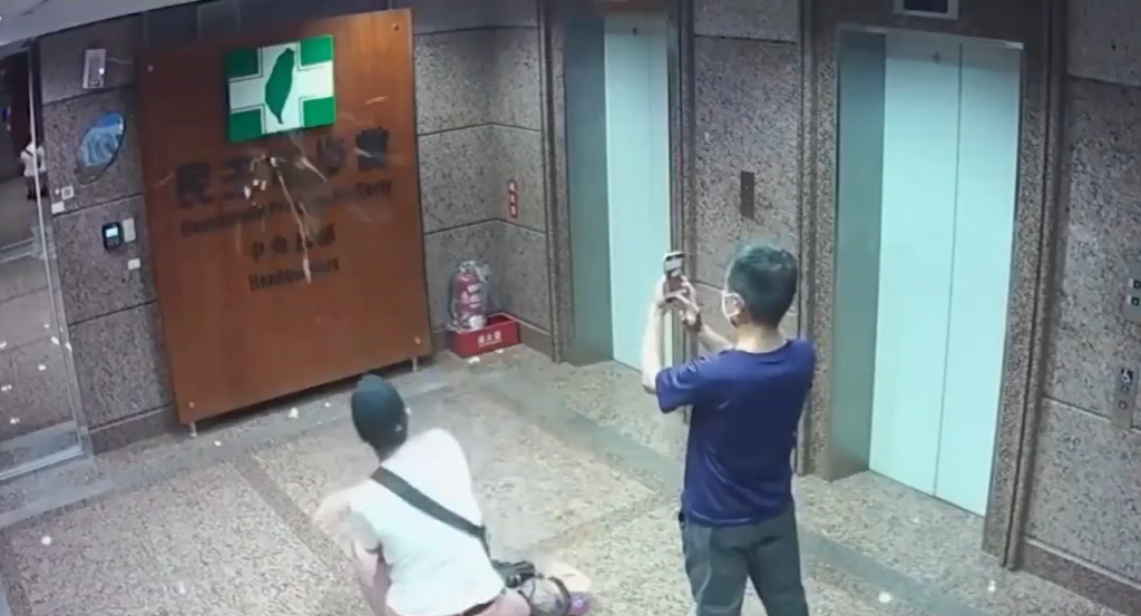 有片/民進黨中央部遭蛋洗 2嫌犯丟雞蛋、拍照畫面曝光!