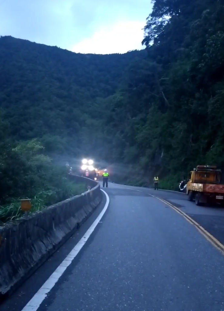 有片/蘇花公路落石坍方 緊急搶通採「單線雙向」管制通行