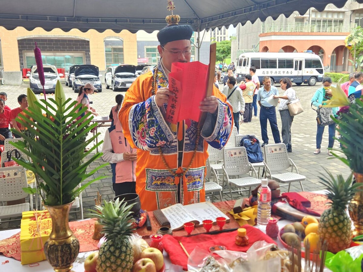 ▲儀式前先由安平道壇道長王浤儒辦理劍獅開光法事。（圖／記者陳彥霖攝2025.07.21）
