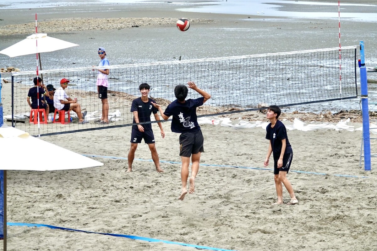 ▲大安浪花盃沙灘排球賽，來自全台各地的24支男女菁英隊伍熱血激戰。(圖/中市府提供)