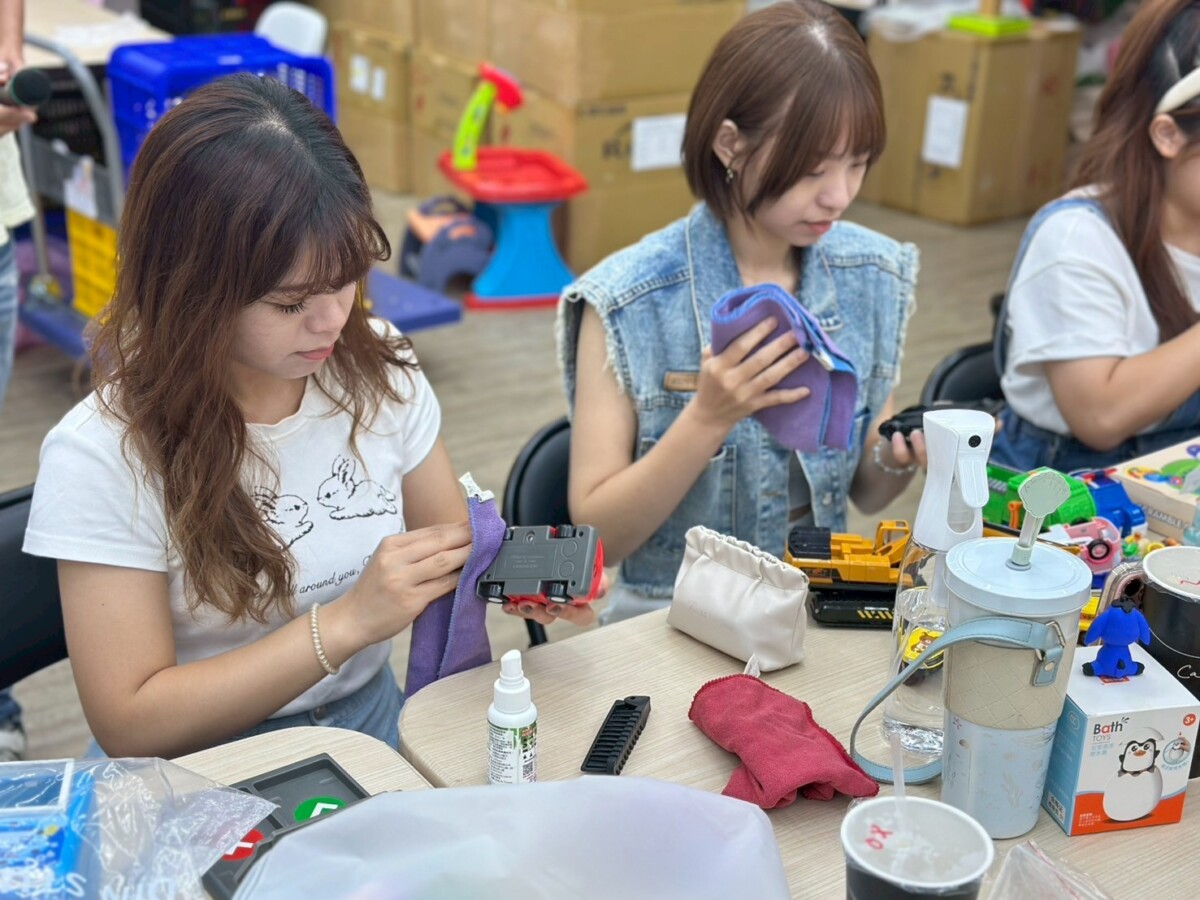 ▲志工修復玩具的過程彷彿回到童年。(圖/記者顏淑娟翻攝)