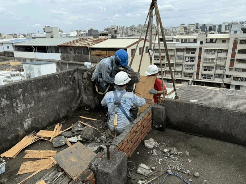 高雄左營區和光街152巷1棟老舊公頂樓違建日前倒塌,石塊飛落砸中隔鄰汽車,工務局今天到場拆除(圖/翻攝網路)