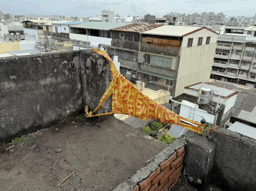 高雄左營違建倒塌釀禍 居民抱怨曾通報無人理會，工務局今拆除危險結構(圖/翻攝網路)