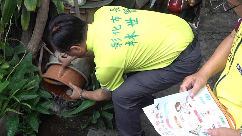 ▲彰化市長林世賢巡視民家協助將容器積水倒掉清除孳生源。(記者林明佑攝)