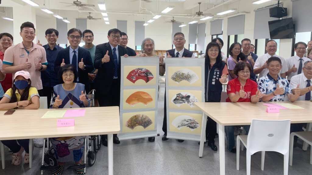 ▲大里高中傑出校友何木火、賴東陽捐贈兩幅三連彩墨畫作予母校,畫作將典藏於多元資源學習中心,提升校園藝術氛圍與學生美感素養。(記者林明佑翻攝)