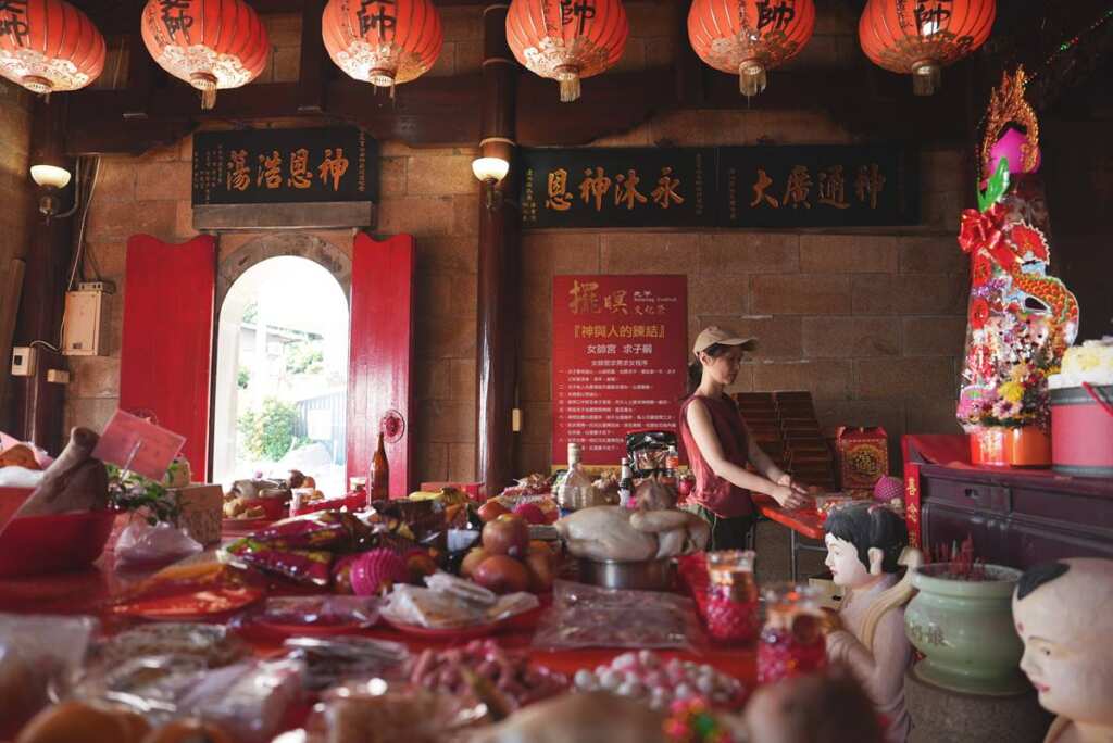 ▲彭雅倫參與北竿橋仔境上惠林女帥宮聖誕準備。(連江縣政府提供)