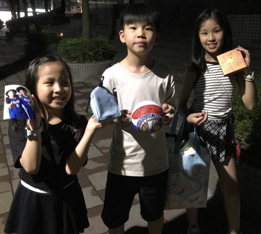 索取賀丹賀博的親筆簽名，已經成為今年夏天瓊斯盃奇蹟裡面，小學童最珍貴的人生賀禮。 (魏冠中攝影)