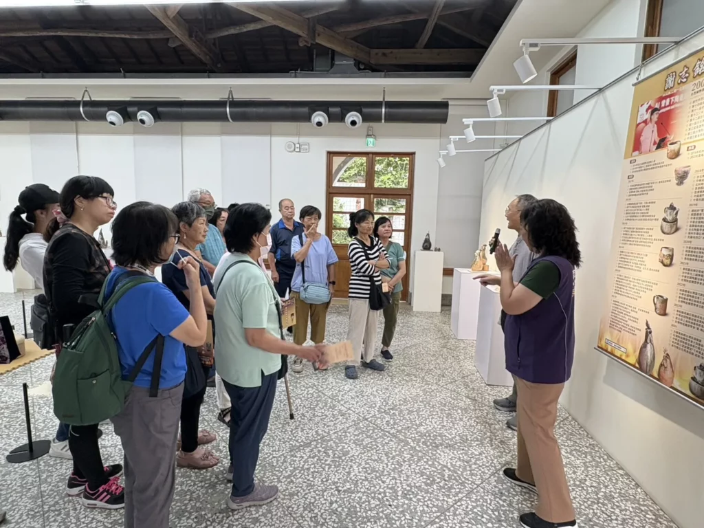 藝術家向聾人朋友介紹其創作展出作品的特色
