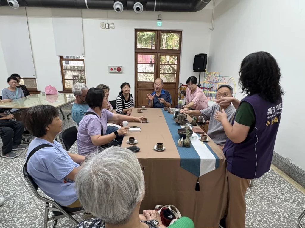 藝術家以自製柴燒陶茶器泡茶讓聾人朋友品嚐不一樣的茶湯