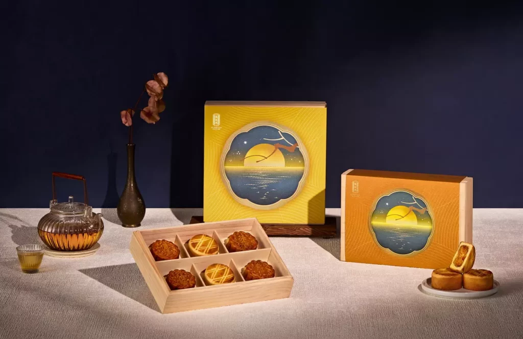 舊振南「映月禮盒」傳遞中秋節「月圓人團圓」的美好祝福,一次推出多款糕餅內容組合,即日起開放於舊振南全台實體門市與線上官網訂購。(圖_舊振南提供)