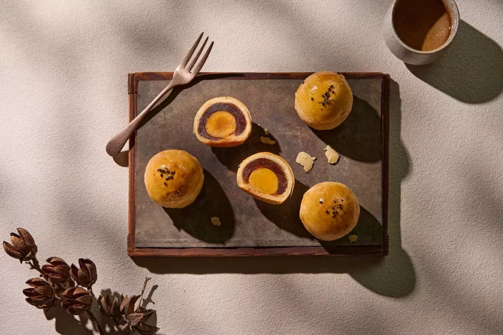 舊振南蛋黃酥嚴選屏東在地鴨蛋入餡,今年特別提升餡料比例,在熟悉中又多添一份風味驚喜。(圖_舊振南提供)