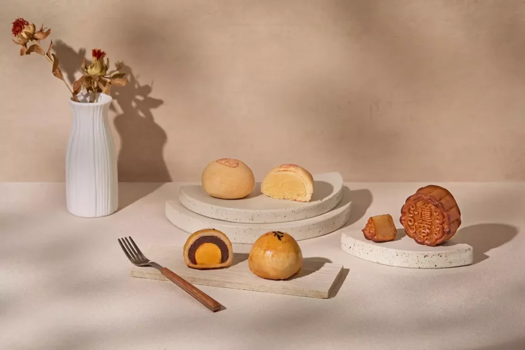 舊振南凝聚百年工藝精粹,中秋節期間販售蛋黃酥、月餅、綠豆椪等多元漢餅,每一口皆飽含深厚的美味與餅藝精神。(圖_舊振南提供)