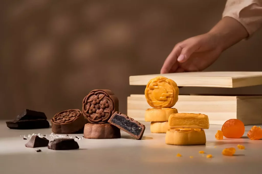 舊振南今年推出全新「慢焙桃山月餅」為消費者獻上中秋美味新選。(圖_舊振南提供)