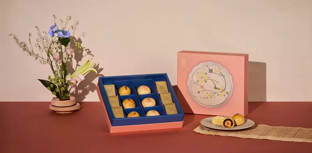企業贈禮首選「花好月圓禮盒」,匯聚蛋黃酥、李白綠豆椪、柚子酥等多款經典漢餅。(圖_舊振南提供)