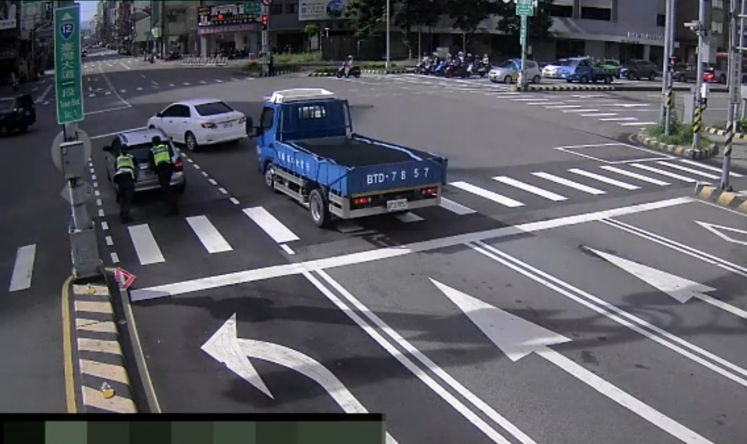 ▲圖說：兩位員警合力將車輛推移至路邊停放，化解交通壅塞風險 （圖／台中市政府 提供）