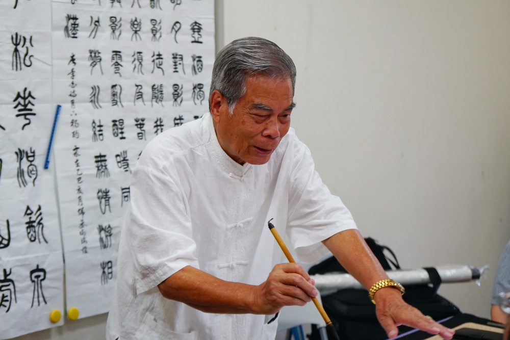 【斜槓書法2-1】主持千人揮毫破金氏紀錄 謝瑞煌創運動書法陶冶身心 242 【斜槓書法2-1】主持千人揮毫破金氏紀錄 謝瑞煌創運動書法陶冶身心 241