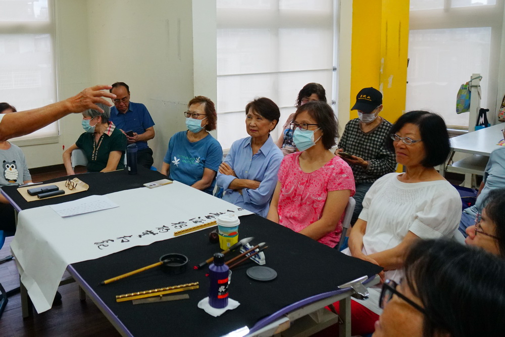【斜槓書法2-1】主持千人揮毫破金氏紀錄 謝瑞煌創運動書法陶冶身心 244 【斜槓書法2-1】主持千人揮毫破金氏紀錄 謝瑞煌創運動書法陶冶身心 243