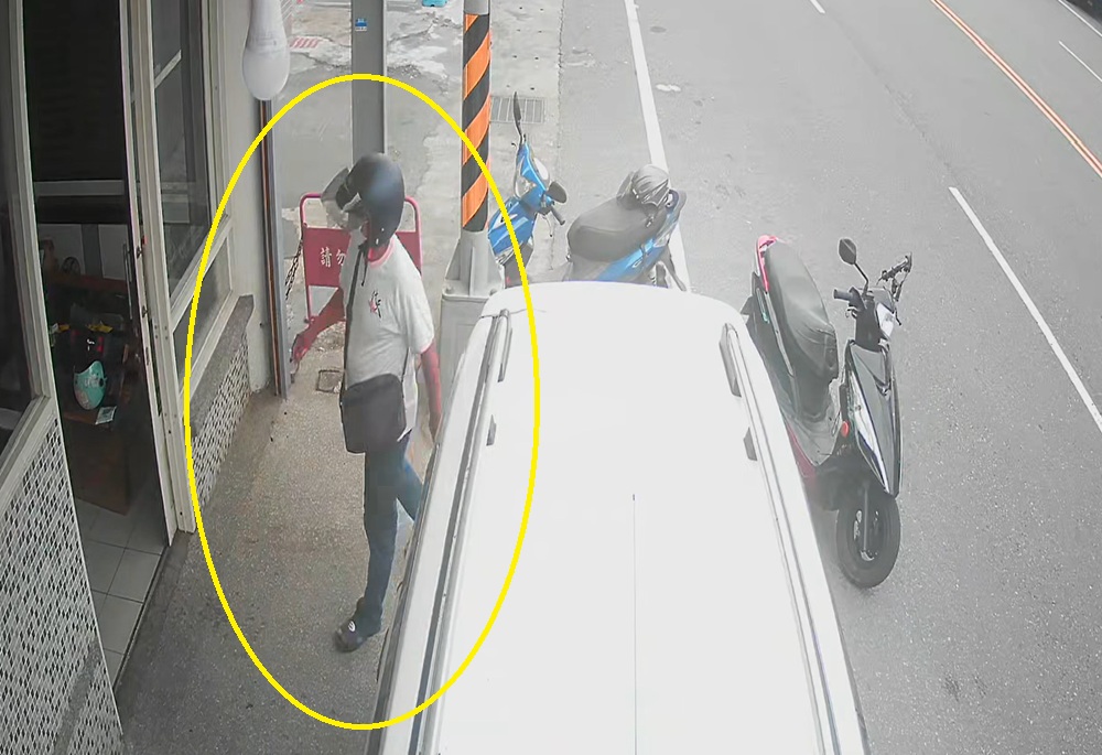 粗心女店主皮包放櫃台 囂張竊賊40秒內直接順走 245 248250721a02