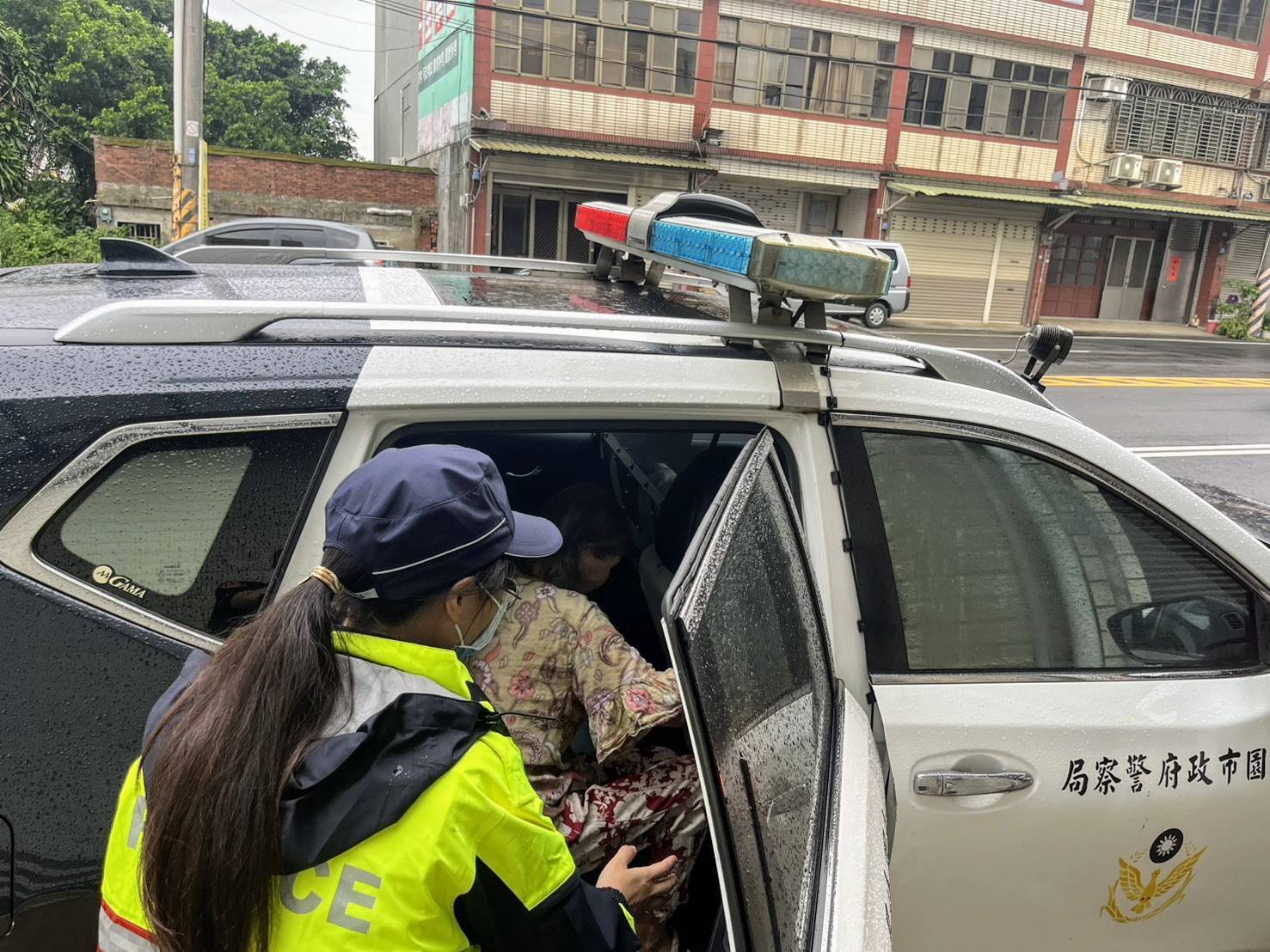 粗心婦鑰匙鎖在車廂內 大園警助其返家 367736 0