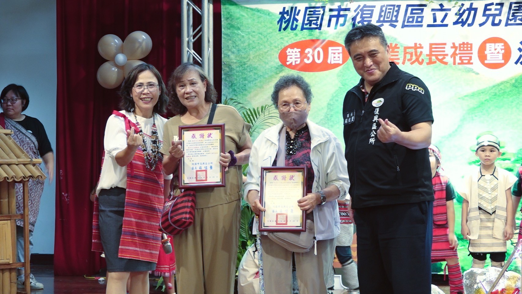 復興區立幼兒園結合泰雅文化 打造傳承與祝福的成長禮 復興區立幼兒園04 頒發感謝狀 0