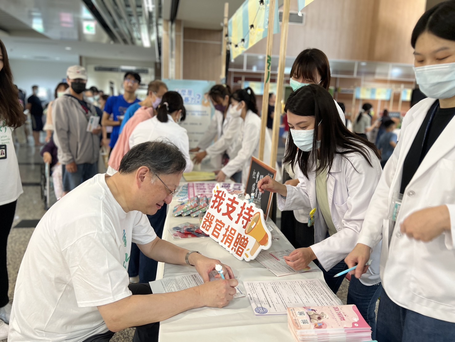 新竹臺大分院醫療團隊設置「我支持器官捐贈」宣導攤位,向民眾介紹器官捐贈的意義與流程,鼓勵社會參與愛的傳遞。(圖/記者張家燁翻攝)