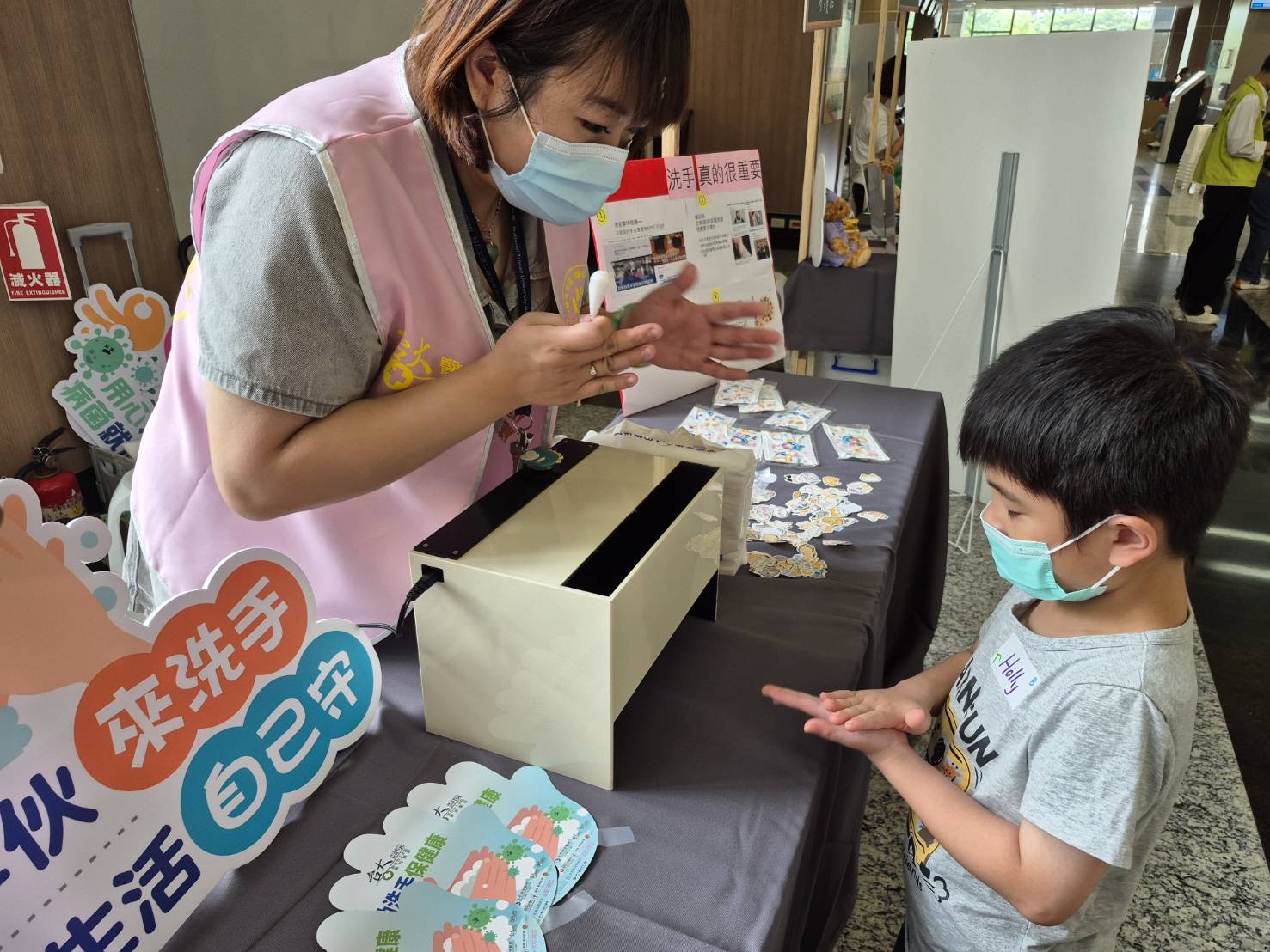 防疫志工向小朋友進行洗手正確步驟教學,透過互動遊戲讓兒童了解日常手部衛生的重要性,提升感染預防觀念。(圖/記者張家燁翻攝)