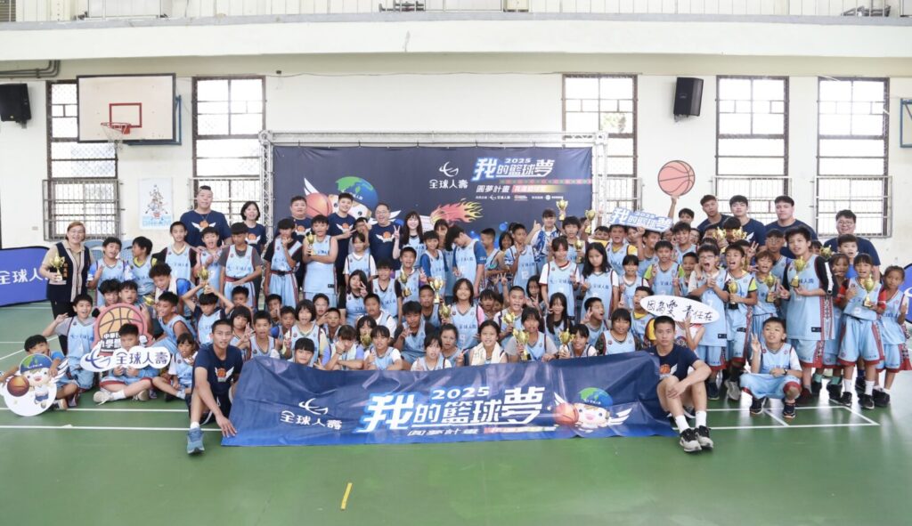 全球人壽長期投入基層體育發展,由董事長林文惠(左9)與品牌暨公共關係處副總經理蕭乃心(右9)代表捐贈球衣與籃球。(圖/全球人壽提供)