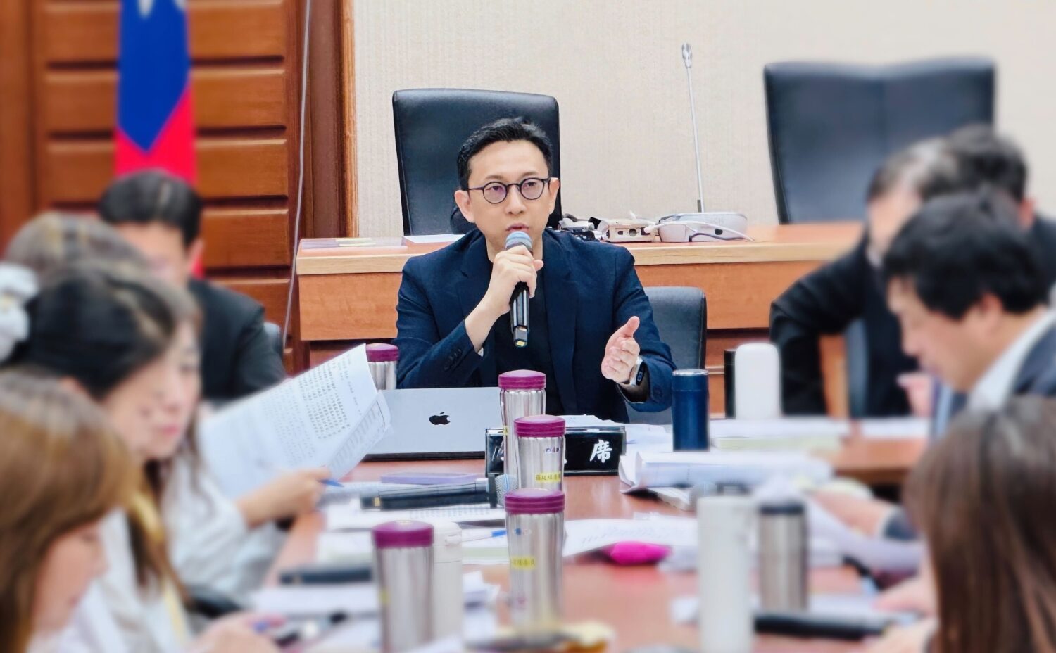 《人工智慧基本法》審查今日再度停擺!教育及文化委員會召委葛如鈞痛批數發部,「這不是『你不送,我不審』,而是『根本沒內容,無從審起』」。(圖/葛如鈞國會辦公室)