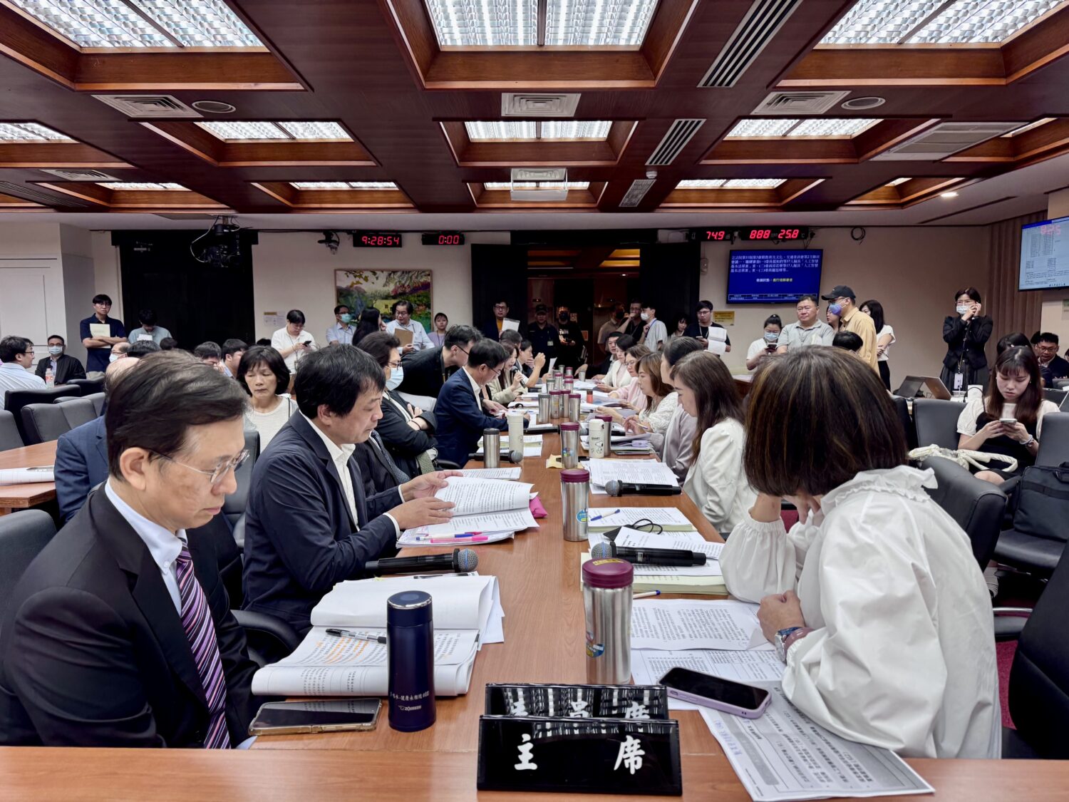 立法院教育及文化與交通委員會聯席會議於6月11日審查《人工智慧基本法》草案,明確要求數位發展部應於7月15日前提送整合後的部會版本草案。(圖/葛如鈞國會辦公室)