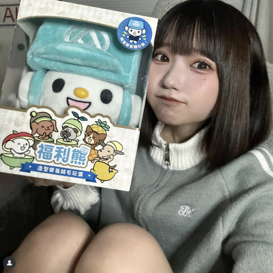 日本電競美少女「いずちのの」超愛台灣全聯吉祥物「福利熊」。(圖/翻攝自IG izuchi_nono)