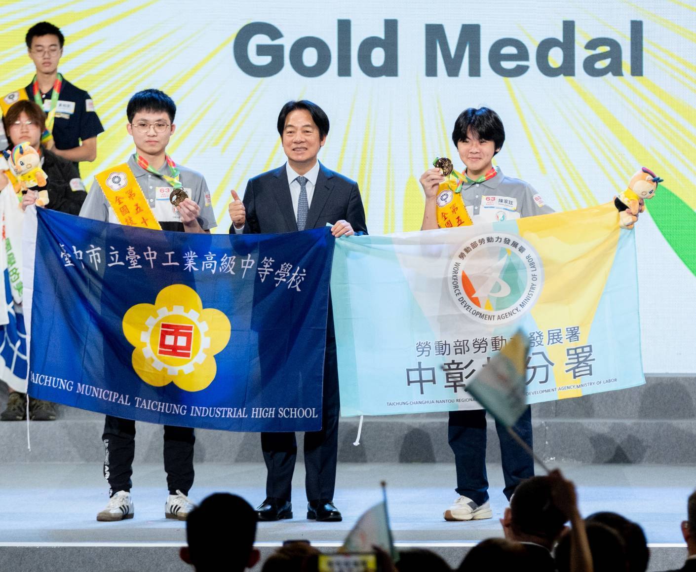 ▲總統賴清德(中)親自頒獎給獲得「機器人系統整合」金牌的中彰投分署培訓選手陳家鉉(左)及鐘錦添(右)。