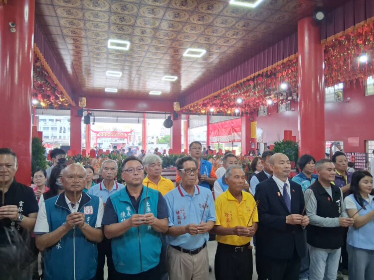 ▲立法院長韓國瑜於土庫鎮六房媽祖紅壇參拜後,向信徒表示,肯定立委丁學忠是認真勤勞的好立委,希望鄉親7月26日出門投下不同意罷免,讓丁學忠繼續留在立法院為雲林縣、為中華民國打拚。(記者劉春生攝)