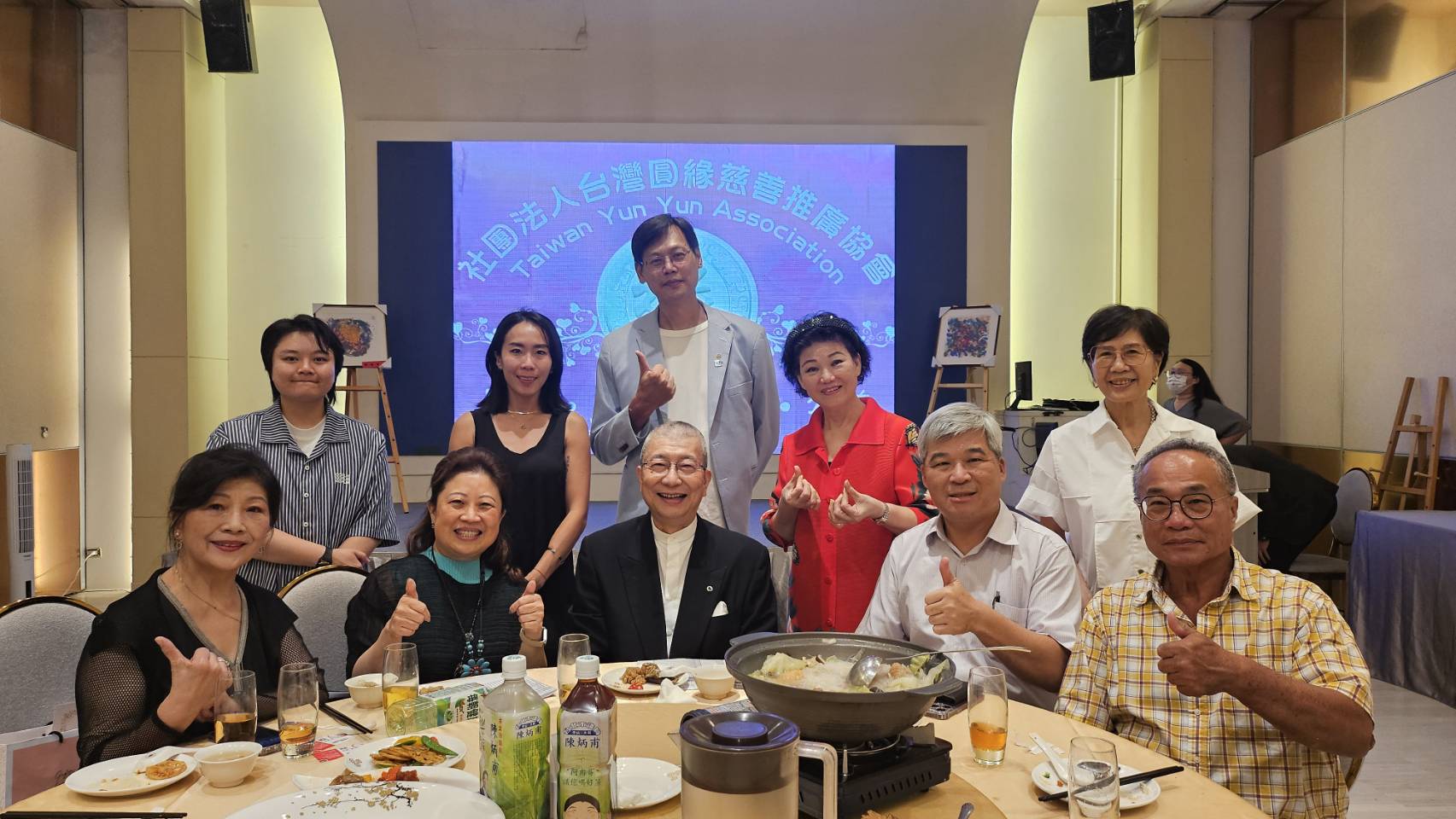今日與會的貴賓:圓緣會創辦人湯發鉅博士(前排中)、曹晏華理事長(前排左二) 、 宋美玲董事長(前排左一) 、張翊顧問(前排右一) 、楊斯年副院長(前排右二) 。