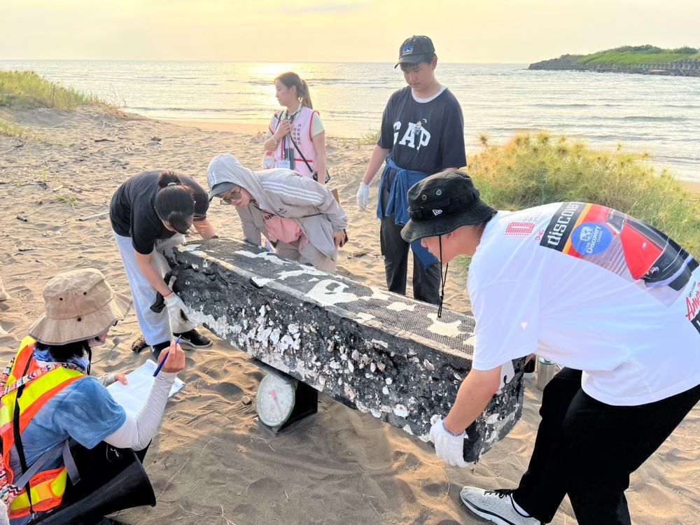 用行動守護地球 新北「永續未來學院」高中體驗營向下扎根 4 《圖說》海湧工作室陳怡潔講師帶領學員至沙崙海水浴場淨灘。〈環保局提供〉