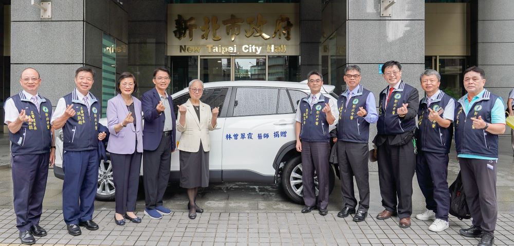 《圖說》林曾翠霞醫師(左5)捐贈社福專車予新北市社會局北海岸社福中心，率新北市中醫師公會見證及合影，並由市府秘書長邱敬斌(左4)代表受贈。〈社會局提供〉