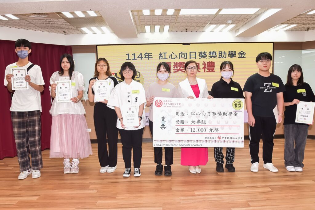 紅心字會默默付出35年為「心納家庭」子女 不動產智慧平台「房多多」帶領團隊響應捐助向日葵獎助學金 31 照片說明:房產顧問「房多多」頒發紅心字會「向日葵獎助學金」大專組學生,鼓勵心納家庭勇敢追夢。 照片提供:紅心字會